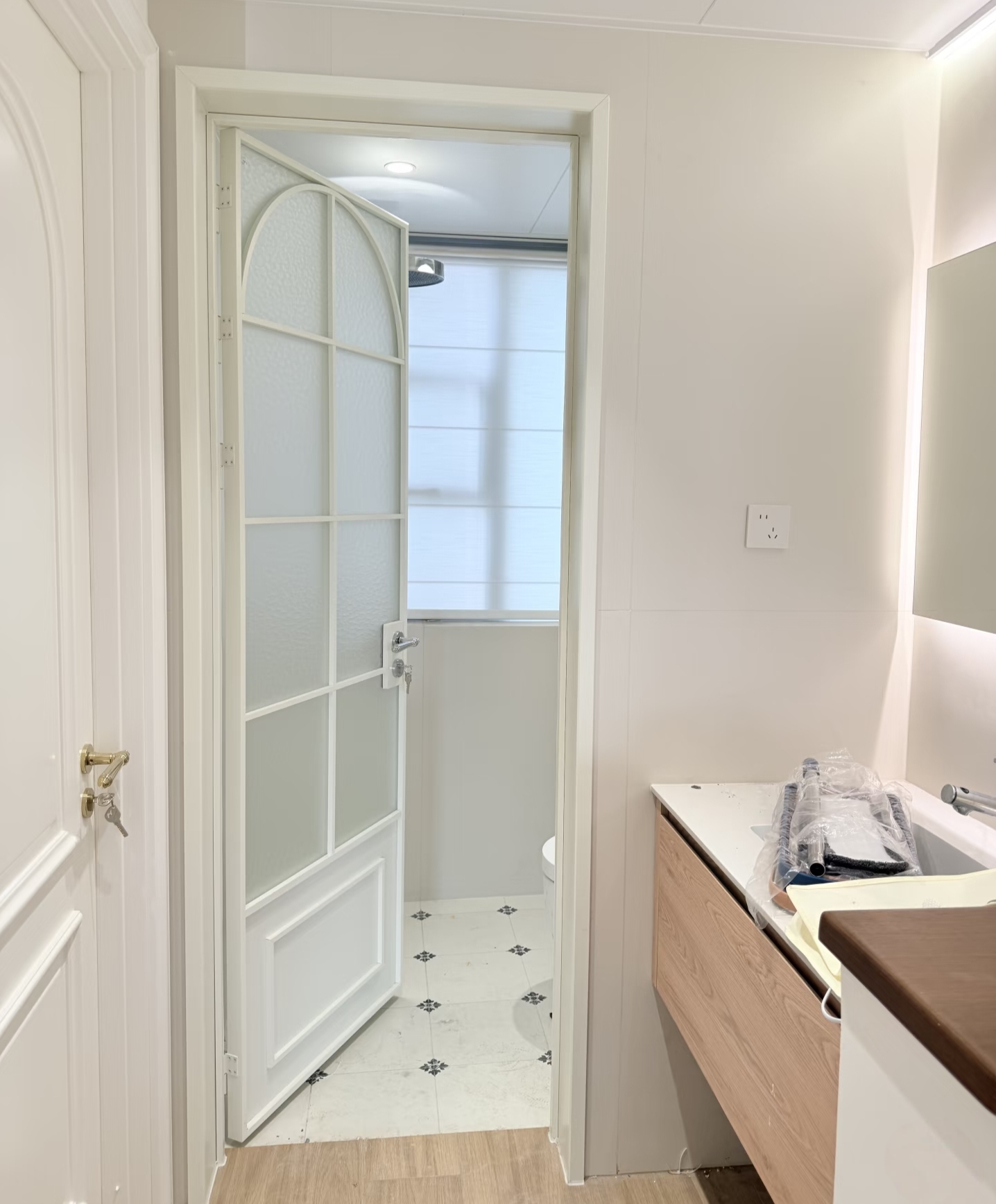 Case glass swing door