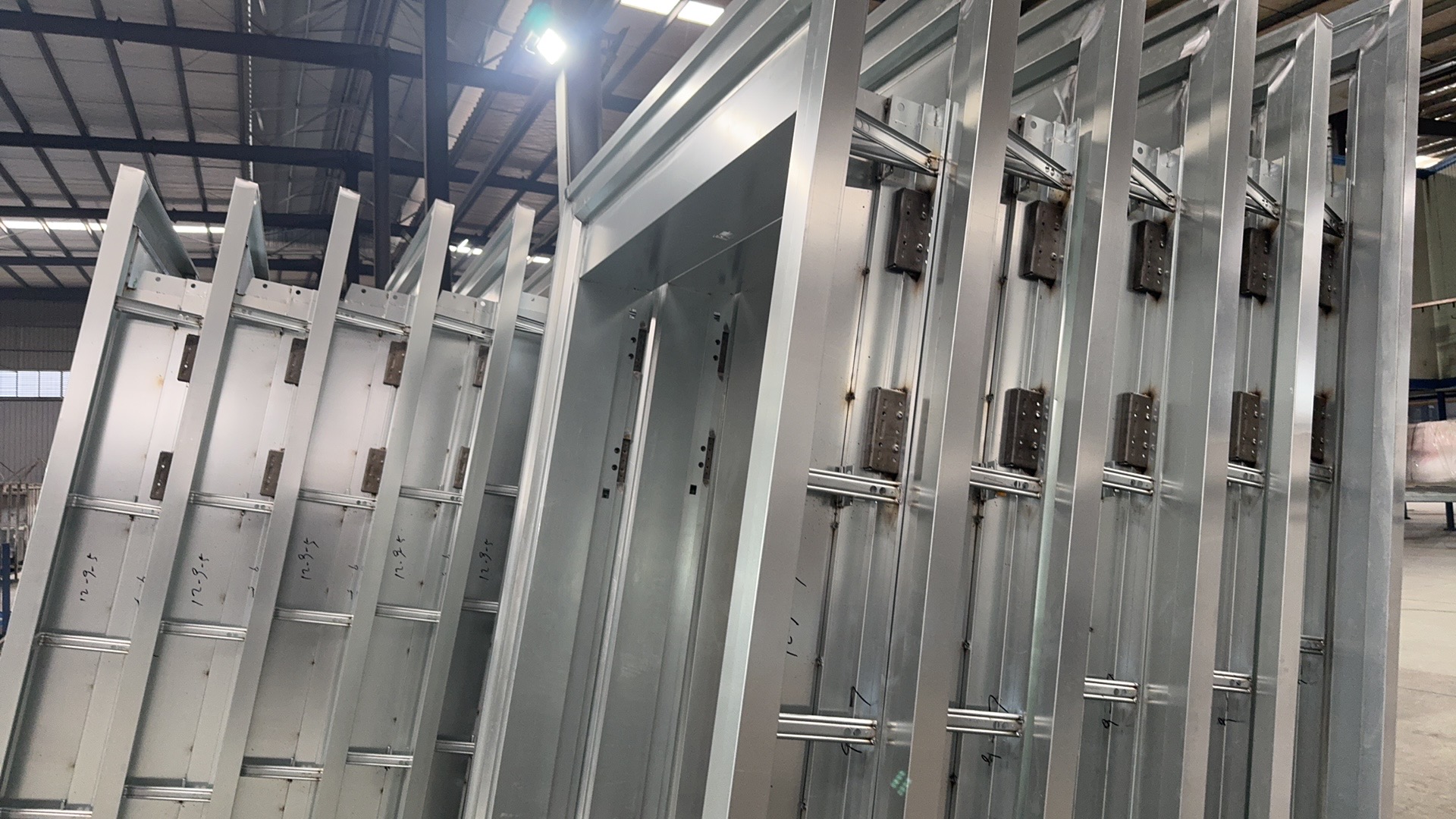 Elegant Aluminum Alloy Kaleidoscopic Crystal Anti-Theft Swing Entry Door for Villa Decoration