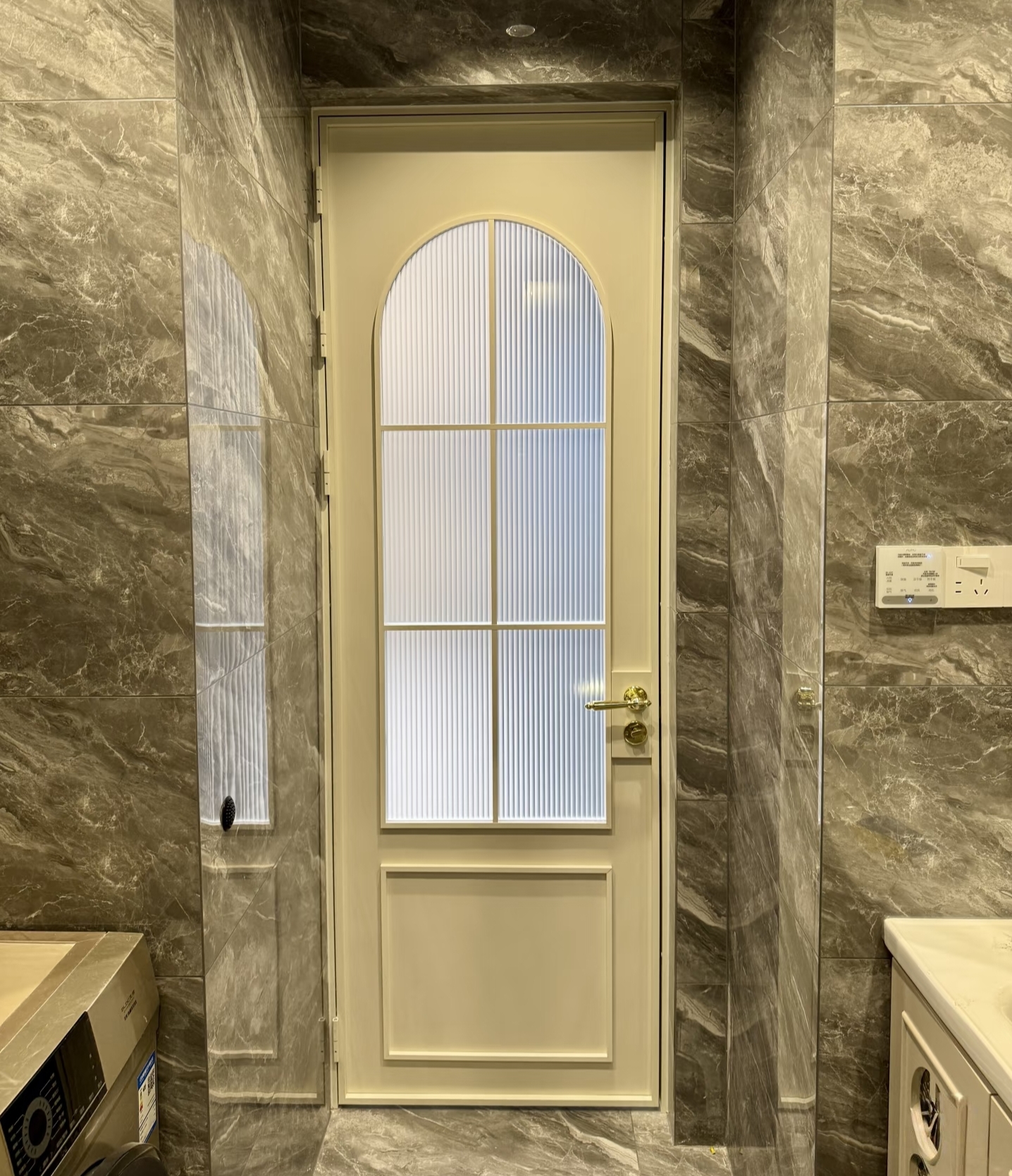 Case balcony partition