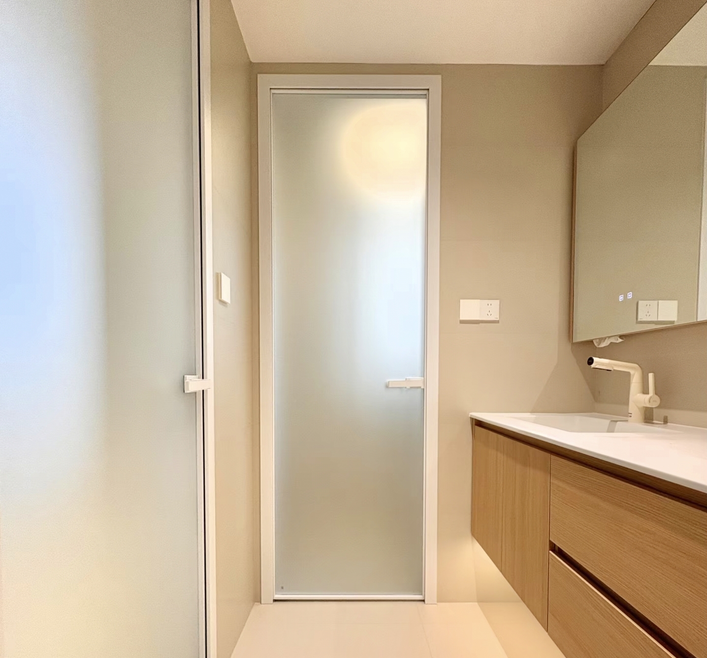 High Quality Interior Bathroom Door Waterproof Double Tempered High Privacy Glass Casement Doors For Flats Hotels Bedrooms