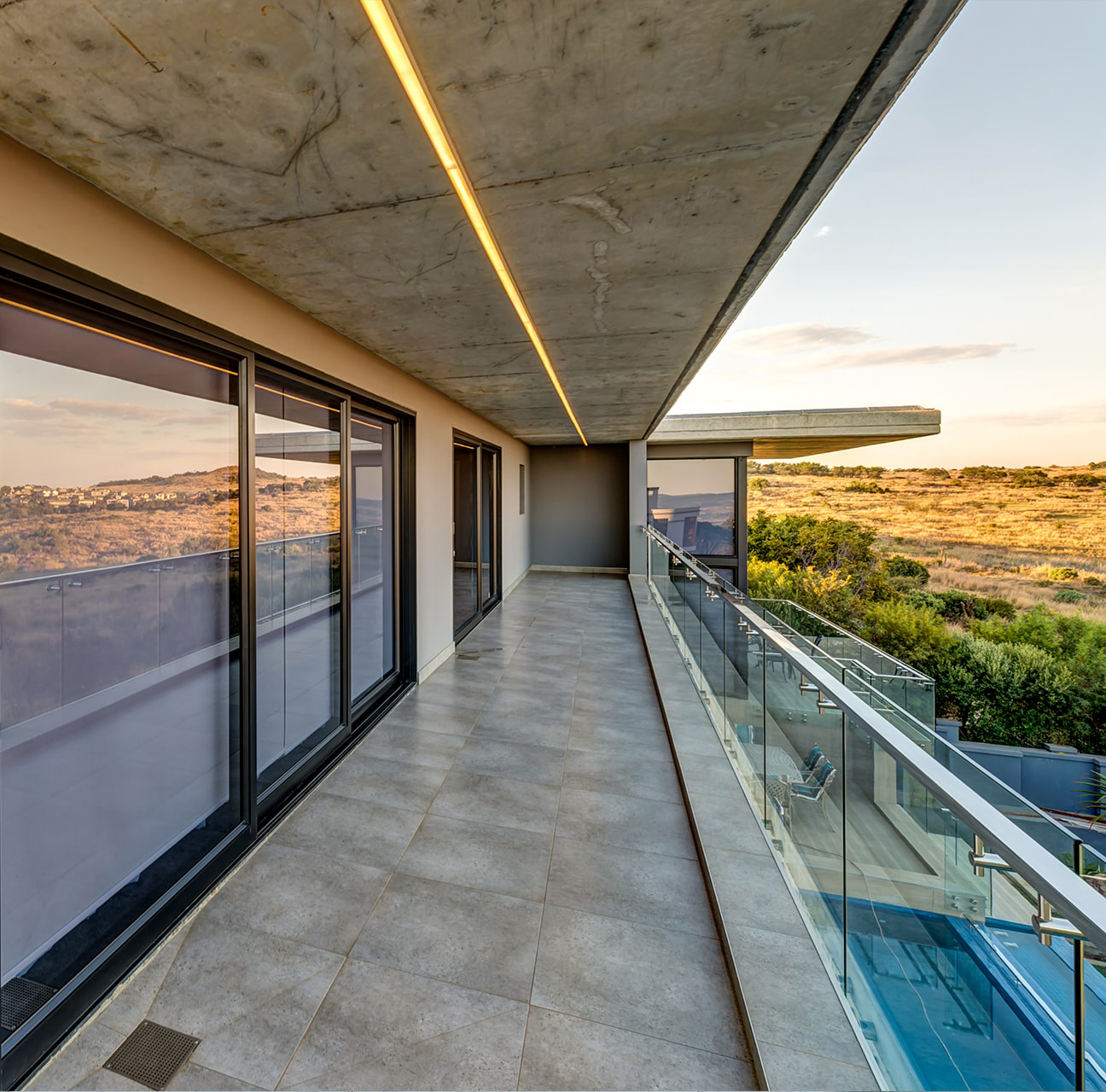 Australian Modern Design Aluminium Panoramic External Sliding Doors Commercial Exterior Balconies with Mosquito Net